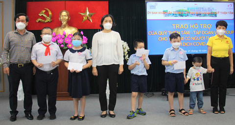 Quận 3 và Quỹ Thiện Tâm trao học bổng cho trẻ mồ côi vì COVID-19 - Ảnh 1. Quận 3 và Quỹ Thiện Tâm trao học bổng cho trẻ mồ côi vì COVID-19 - Ảnh 1.