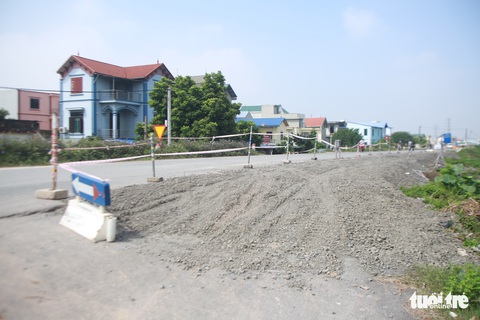Đê sông Đáy sụt lún cả bên tả lẫn bên hữu - Ảnh 4. Đê sông Đáy sụt lún cả bên tả lẫn bên hữu - Ảnh 4.
