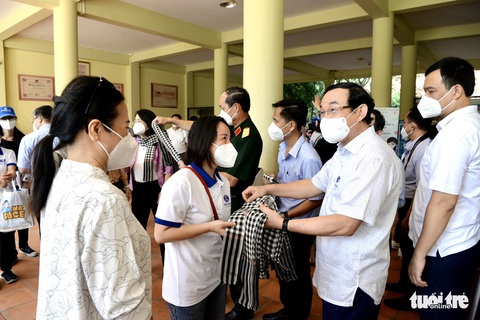 Bí thư Nguyễn Văn Nên cùng lực lượng tuyến đầu tham quan Củ Chi - Tây Ninh - Ảnh 4. Bí thư Nguyễn Văn Nên cùng lực lượng tuyến đầu tham quan Củ Chi - Tây Ninh - Ảnh 4.