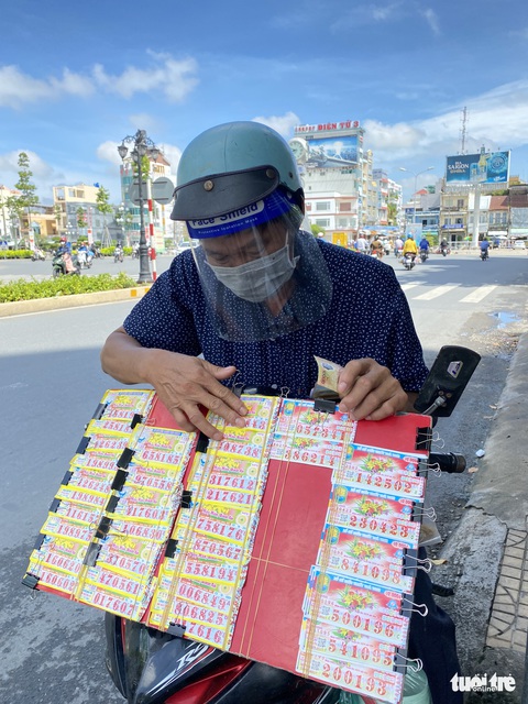 Vé số miền Tây trở lại: Bán đắt như tôm tươi - Ảnh 1. Vé số miền Tây trở lại: Bán đắt như tôm tươi - Ảnh 1.