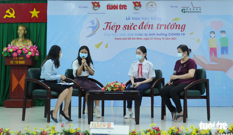 Học online bằng chiếc điện thoại của cha để lại - Ảnh 3. Học online bằng chiếc điện thoại của cha để lại - Ảnh 3.