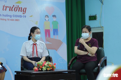 Học online bằng chiếc điện thoại của cha để lại - Ảnh 2. Học online bằng chiếc điện thoại của cha để lại - Ảnh 2.