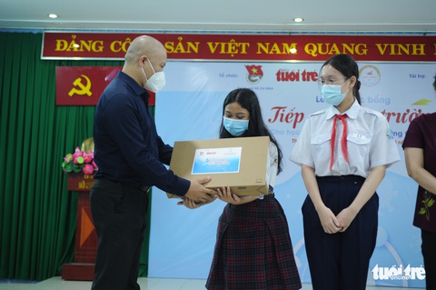 Học online bằng chiếc điện thoại của cha để lại - Ảnh 8. Học online bằng chiếc điện thoại của cha để lại - Ảnh 8.