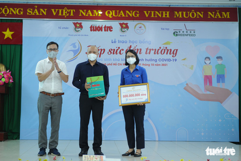 Học online bằng chiếc điện thoại của cha để lại - Ảnh 10. Học online bằng chiếc điện thoại của cha để lại - Ảnh 10.