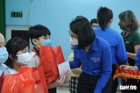 Học online bằng chiếc điện thoại của cha để lại - Ảnh 6. Học online bằng chiếc điện thoại của cha để lại - Ảnh 6.