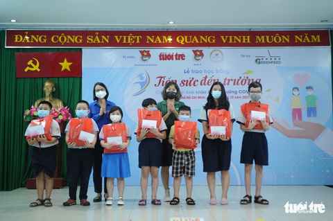 Học online bằng chiếc điện thoại của cha để lại - Ảnh 9. Học online bằng chiếc điện thoại của cha để lại - Ảnh 9.
