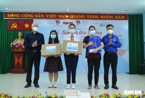 Học online bằng chiếc điện thoại của cha để lại - Ảnh 7. Học online bằng chiếc điện thoại của cha để lại - Ảnh 7.