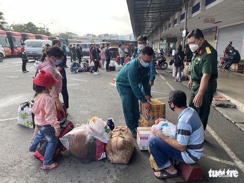 Thêm 800 người dân miền Tây được giúp rời Sài Gòn về quê - Ảnh 3. Thêm 800 người dân miền Tây được giúp rời Sài Gòn về quê - Ảnh 3.
