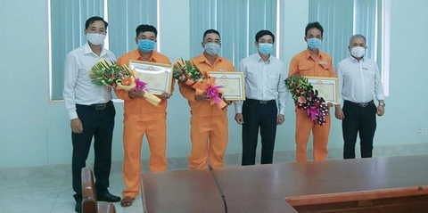 Khen thưởng 3 công nhân điện cứu người giữa dòng nước xiết - Ảnh 2. Khen thưởng 3 công nhân điện cứu người giữa dòng nước xiết - Ảnh 2.