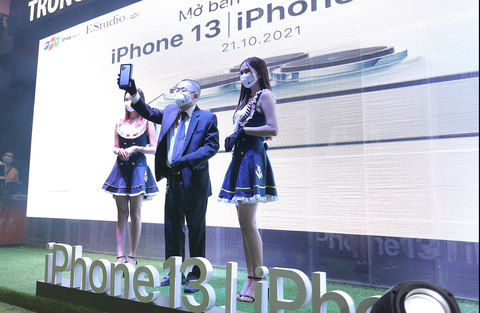 Bất chấp dịch, iPhone 13 vẫn được mua bán rầm rộ - Ảnh 1. Bất chấp dịch, iPhone 13 vẫn được mua bán rầm rộ - Ảnh 1.