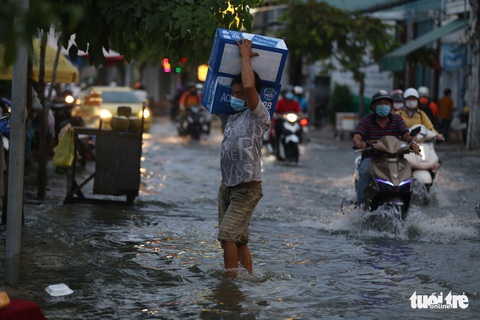 TP.HCM vào mùa triều cường, trở lại với bình thường lội nước - Ảnh 6. TP.HCM vào mùa triều cường, trở lại với bình thường lội nước - Ảnh 6.