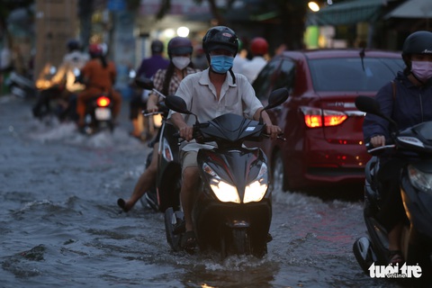 TP.HCM vào mùa triều cường, trở lại với bình thường lội nước - Ảnh 5. TP.HCM vào mùa triều cường, trở lại với bình thường lội nước - Ảnh 5.