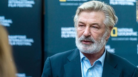 Alec Baldwin nổ súng đạo cụ vô tình bắn chết người trên phim trường Rust - Ảnh 1. Alec Baldwin nổ súng đạo cụ vô tình bắn chết người trên phim trường Rust - Ảnh 1.