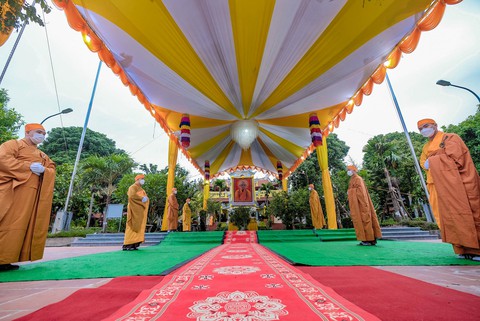 Chủ tịch nước Nguyễn Xuân Phúc viếng Đại lão hòa thượng Thích Phổ Tuệ - Ảnh 6. Chủ tịch nước Nguyễn Xuân Phúc viếng Đại lão hòa thượng Thích Phổ Tuệ - Ảnh 6.