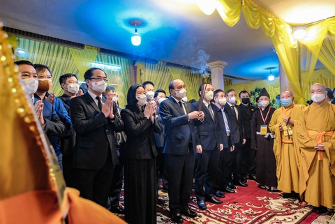 Chủ tịch nước Nguyễn Xuân Phúc viếng Đại lão hòa thượng Thích Phổ Tuệ - Ảnh 2. Chủ tịch nước Nguyễn Xuân Phúc viếng Đại lão hòa thượng Thích Phổ Tuệ - Ảnh 2.