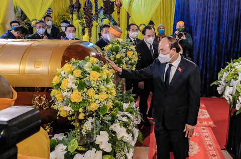 Chủ tịch nước Nguyễn Xuân Phúc viếng Đại lão hòa thượng Thích Phổ Tuệ - Ảnh 3. Chủ tịch nước Nguyễn Xuân Phúc viếng Đại lão hòa thượng Thích Phổ Tuệ - Ảnh 3.