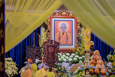 Chủ tịch nước Nguyễn Xuân Phúc viếng Đại lão hòa thượng Thích Phổ Tuệ - Ảnh 1. Chủ tịch nước Nguyễn Xuân Phúc viếng Đại lão hòa thượng Thích Phổ Tuệ - Ảnh 1.