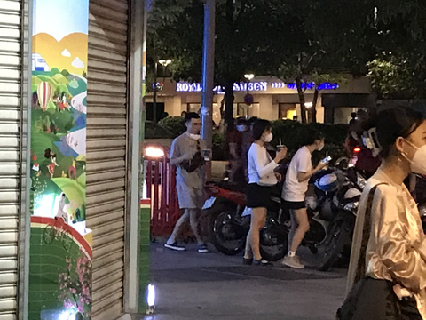 Rủ nhau đổ về phố đi bộ Nguyễn Huệ tụ tập, ăn uống: nhiều người dân coi thường 5K - Ảnh 4. Rủ nhau đổ về phố đi bộ Nguyễn Huệ tụ tập, ăn uống: nhiều người dân coi thường 5K - Ảnh 4.