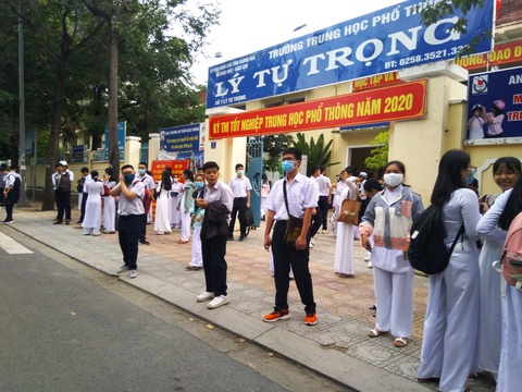 Khánh Hòa chia đôi lớp học, dạy trực tiếp song song trực tuyến - Ảnh 1. Khánh Hòa chia đôi lớp học, dạy trực tiếp song song trực tuyến - Ảnh 1.