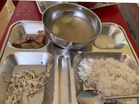Phụ huynh chụp hình bữa trưa thiếu chất của lớp 2, nhà trường nói do cá đắt - Ảnh 1. Phụ huynh chụp hình bữa trưa thiếu chất của lớp 2, nhà trường nói do cá đắt - Ảnh 1.