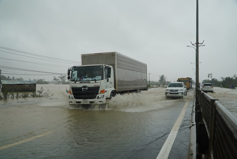 Mưa lớn, nước tràn ngập quốc lộ 1, dân Quảng Nam hối hả sơ tán - Ảnh 4. Mưa lớn, nước tràn ngập quốc lộ 1, dân Quảng Nam hối hả sơ tán - Ảnh 4.