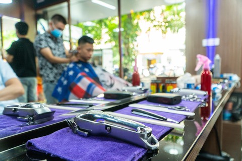 Hà Nội ra thông báo khẩn tìm người đến tiệm cắt tóc vì có ca COVID-19 mới - Ảnh 1. Hà Nội ra thông báo khẩn tìm người đến tiệm cắt tóc vì có ca COVID-19 mới - Ảnh 1.