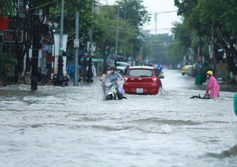 Một người bị nước lũ cuốn trôi, ngập bủa vây cả tỉnh Quảng Ngãi - Ảnh 4. Một người bị nước lũ cuốn trôi, ngập bủa vây cả tỉnh Quảng Ngãi - Ảnh 4.