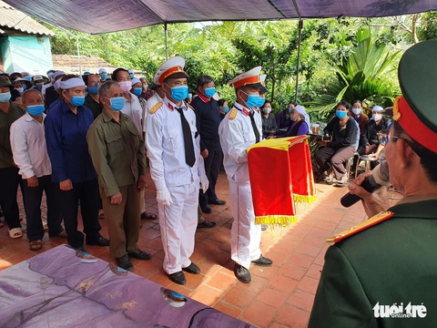 Đám tang đẫm nước mắt sau vụ thảm sát 3 người ở Bắc Giang - Ảnh 1. Đám tang đẫm nước mắt sau vụ thảm sát 3 người ở Bắc Giang - Ảnh 1.