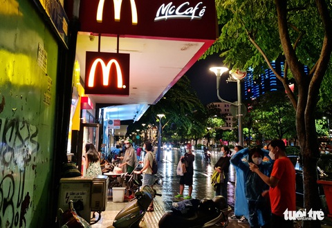 Giới trẻ TP.HCM đội mưa dạo phố, xếp hàng dài mua kem, trà sữa - Ảnh 1. Giới trẻ TP.HCM đội mưa dạo phố, xếp hàng dài mua kem, trà sữa - Ảnh 1.