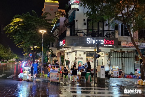 Giới trẻ TP.HCM đội mưa dạo phố, xếp hàng dài mua kem, trà sữa - Ảnh 3. Giới trẻ TP.HCM đội mưa dạo phố, xếp hàng dài mua kem, trà sữa - Ảnh 3.