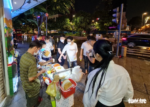 Giới trẻ TP.HCM đội mưa dạo phố, xếp hàng dài mua kem, trà sữa - Ảnh 4. Giới trẻ TP.HCM đội mưa dạo phố, xếp hàng dài mua kem, trà sữa - Ảnh 4.