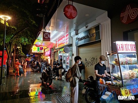 Giới trẻ TP.HCM đội mưa dạo phố, xếp hàng dài mua kem, trà sữa - Ảnh 2. Giới trẻ TP.HCM đội mưa dạo phố, xếp hàng dài mua kem, trà sữa - Ảnh 2.