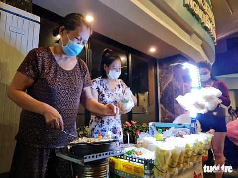 Giới trẻ TP.HCM đội mưa dạo phố, xếp hàng dài mua kem, trà sữa - Ảnh 5. Giới trẻ TP.HCM đội mưa dạo phố, xếp hàng dài mua kem, trà sữa - Ảnh 5.