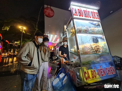 Giới trẻ TP.HCM đội mưa dạo phố, xếp hàng dài mua kem, trà sữa - Ảnh 6. Giới trẻ TP.HCM đội mưa dạo phố, xếp hàng dài mua kem, trà sữa - Ảnh 6.