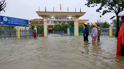 Mưa lớn, nước tràn ngập quốc lộ 1, dân Quảng Nam hối hả sơ tán - Ảnh 14. Mưa lớn, nước tràn ngập quốc lộ 1, dân Quảng Nam hối hả sơ tán - Ảnh 14.