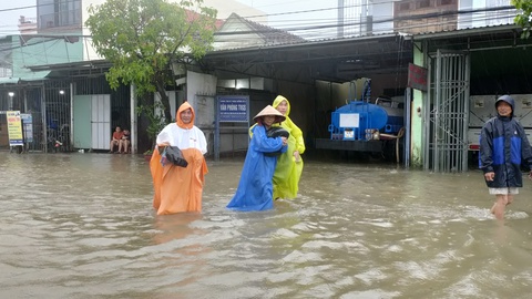 Mưa lớn, nước tràn ngập quốc lộ 1, dân Quảng Nam hối hả sơ tán - Ảnh 8. Mưa lớn, nước tràn ngập quốc lộ 1, dân Quảng Nam hối hả sơ tán - Ảnh 8.