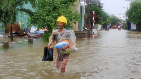 Mưa lớn, nước tràn ngập quốc lộ 1, dân Quảng Nam hối hả sơ tán - Ảnh 13. Mưa lớn, nước tràn ngập quốc lộ 1, dân Quảng Nam hối hả sơ tán - Ảnh 13.