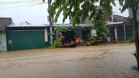 Một người bị nước lũ cuốn trôi, ngập bủa vây cả tỉnh Quảng Ngãi - Ảnh 2. Một người bị nước lũ cuốn trôi, ngập bủa vây cả tỉnh Quảng Ngãi - Ảnh 2.
