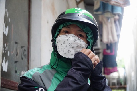 Con chưa dứt sữa, nữ tài xế Gojek rong ruổi chạy xe kiếm tiền nuôi con - Ảnh 1. Con chưa dứt sữa, nữ tài xế Gojek rong ruổi chạy xe kiếm tiền nuôi con - Ảnh 1.