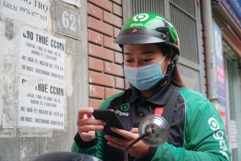 Con chưa dứt sữa, nữ tài xế Gojek rong ruổi chạy xe kiếm tiền nuôi con - Ảnh 3. Con chưa dứt sữa, nữ tài xế Gojek rong ruổi chạy xe kiếm tiền nuôi con - Ảnh 3.
