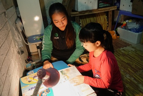 Con chưa dứt sữa, nữ tài xế Gojek rong ruổi chạy xe kiếm tiền nuôi con - Ảnh 4. Con chưa dứt sữa, nữ tài xế Gojek rong ruổi chạy xe kiếm tiền nuôi con - Ảnh 4.