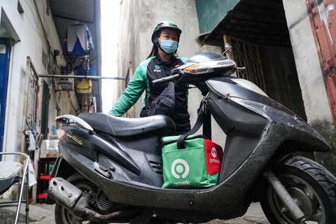 Con chưa dứt sữa, nữ tài xế Gojek rong ruổi chạy xe kiếm tiền nuôi con - Ảnh 5. Con chưa dứt sữa, nữ tài xế Gojek rong ruổi chạy xe kiếm tiền nuôi con - Ảnh 5.
