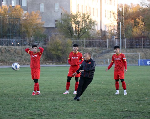 Thầy Park thi sút xà ngang cùng học trò U23 và cái kết - Ảnh 1. Thầy Park thi sút xà ngang cùng học trò U23 và cái kết - Ảnh 1.
