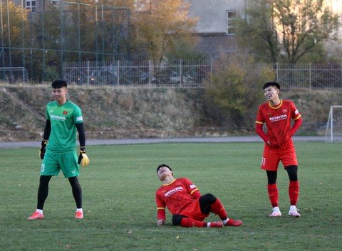 Thầy Park thi sút xà ngang cùng học trò U23 và cái kết - Ảnh 3. Thầy Park thi sút xà ngang cùng học trò U23 và cái kết - Ảnh 3.
