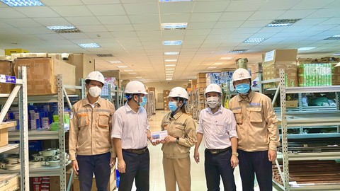 Công đoàn Nhà máy Nhiệt điện Vĩnh Tân 4 thăm CBNLĐ đại tu Tổ máy S2 - Ảnh 2.