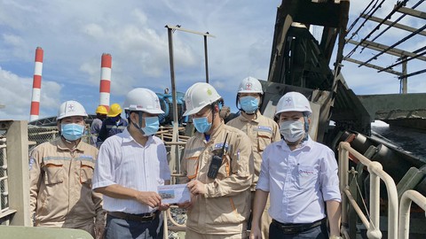Công đoàn Nhà máy Nhiệt điện Vĩnh Tân 4 thăm CBNLĐ đại tu Tổ máy S2 - Ảnh 3.