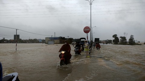 Mưa lớn, nước tràn ngập quốc lộ 1, dân Quảng Nam hối hả sơ tán - Ảnh 7. Mưa lớn, nước tràn ngập quốc lộ 1, dân Quảng Nam hối hả sơ tán - Ảnh 7.