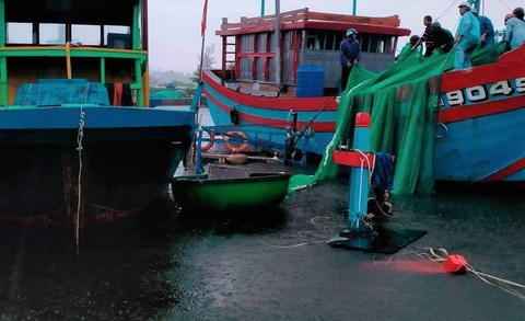 Hai tàu cá bị sóng đánh chìm khi đang neo đậu tránh mưa lớn - Ảnh 1. Hai tàu cá bị sóng đánh chìm khi đang neo đậu tránh mưa lớn - Ảnh 1.