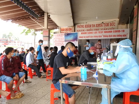 Nhiều người tiêm 2 mũi vắc xin vẫn dương tính, Bình Phước cấp tốc siết quản lý người vào tỉnh - Ảnh 1. Nhiều người tiêm 2 mũi vắc xin vẫn dương tính, Bình Phước cấp tốc siết quản lý người vào tỉnh - Ảnh 1.