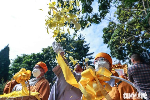 Tăng ni, phật tử cung nghinh Hòa thượng Thích Phổ Tuệ về cõi niết bàn - Ảnh 10. Tăng ni, phật tử cung nghinh Hòa thượng Thích Phổ Tuệ về cõi niết bàn - Ảnh 10.